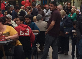 Multitud d’assistents consoliden l’Obrim de Nit amb un inici marcat per l’aigua