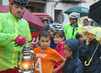 Diverses entitats pradenques i de la comarca porten la Flama del Canigó al Lluçanès