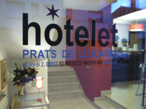 PortaExteriorLogoVidreHall