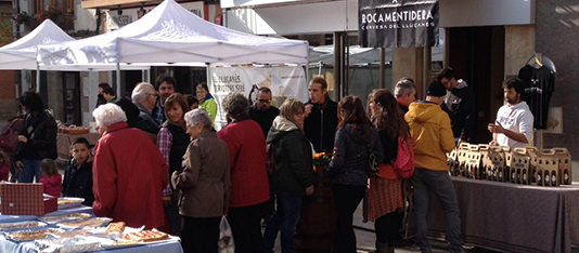 Creix la participació, tant de públic com de parades, a la 3a Fira de la Coca i la Llonganissa de Prats