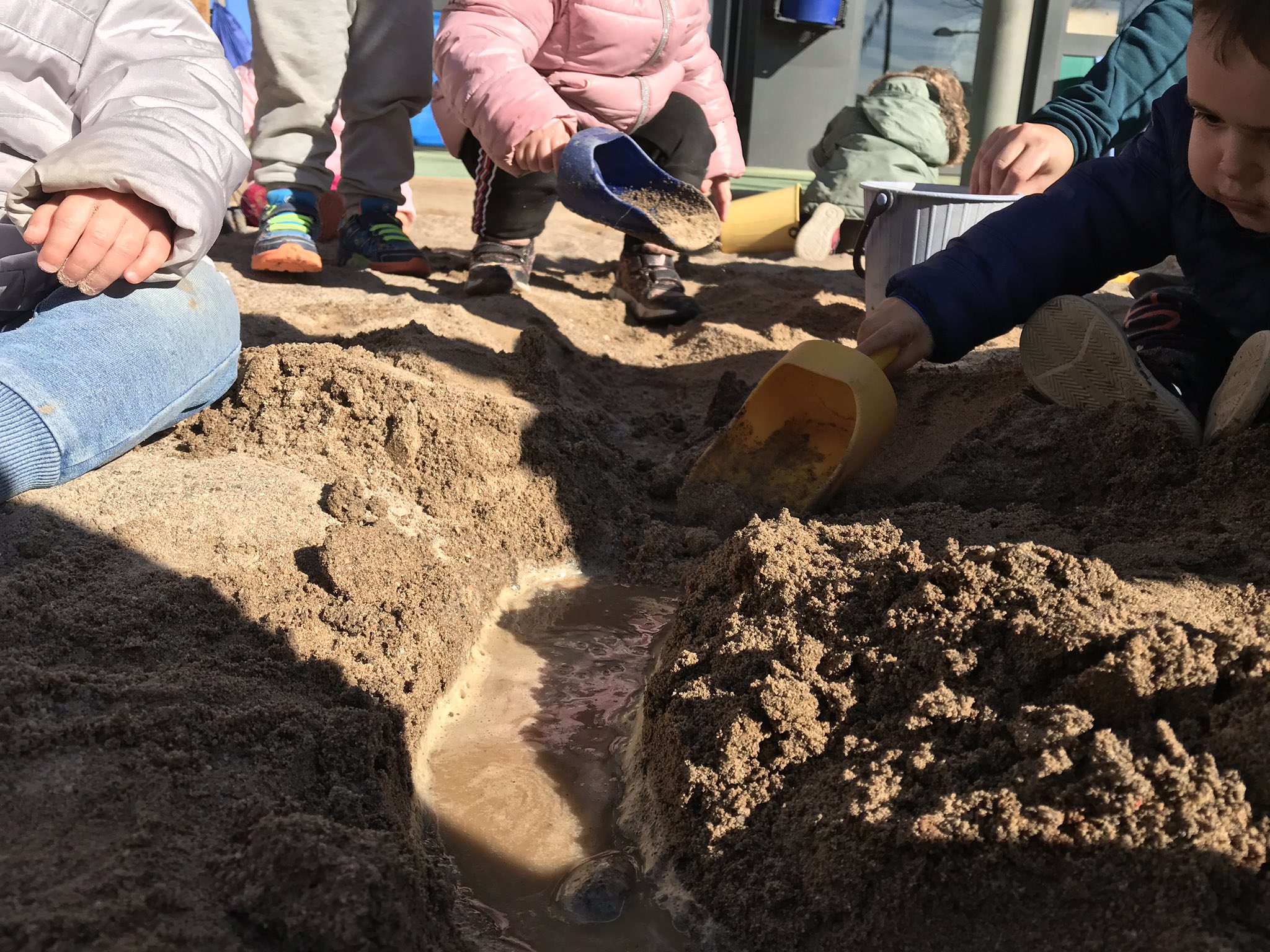 joc amb aigua i sorra