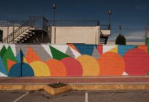 Prats llueix un mural participatiu de l’artista Chu Doma i infants i joves del poble