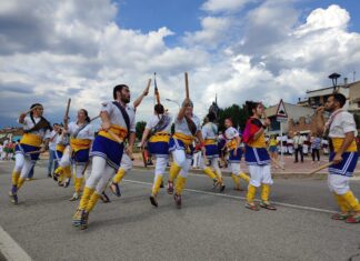 Prats de Lluçanès acull amb èxit la 48a Trobada Nacional de Ball de Bastons de Catalunya