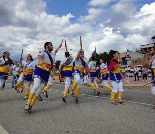 Prats de Lluçanès acull amb èxit la 48a Trobada Nacional de Ball de Bastons de Catalunya