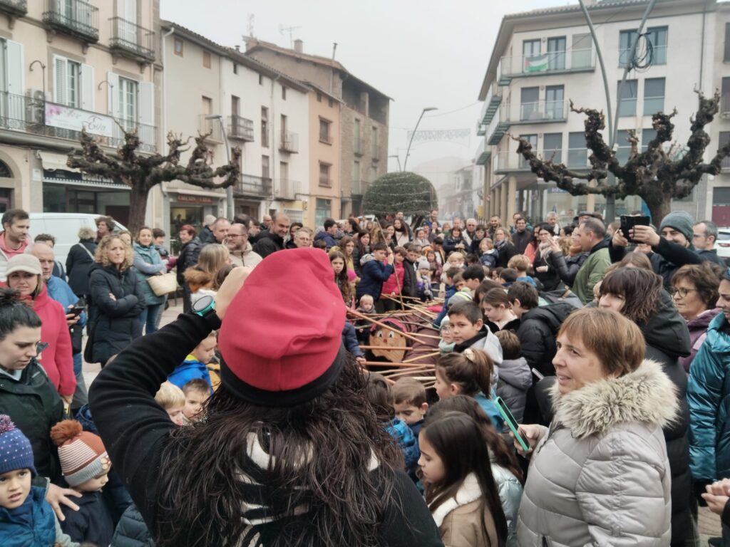Infants i famílies omplen les places per fer cagar el Tió i cantar nadales conjuntament