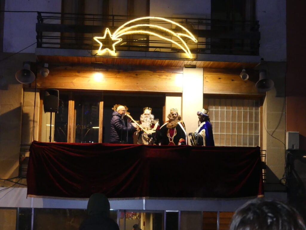 La màgia dels Reis d'Orient omple d'alegria i il·lusió els carrers i les llars de Prats de Lluçanès