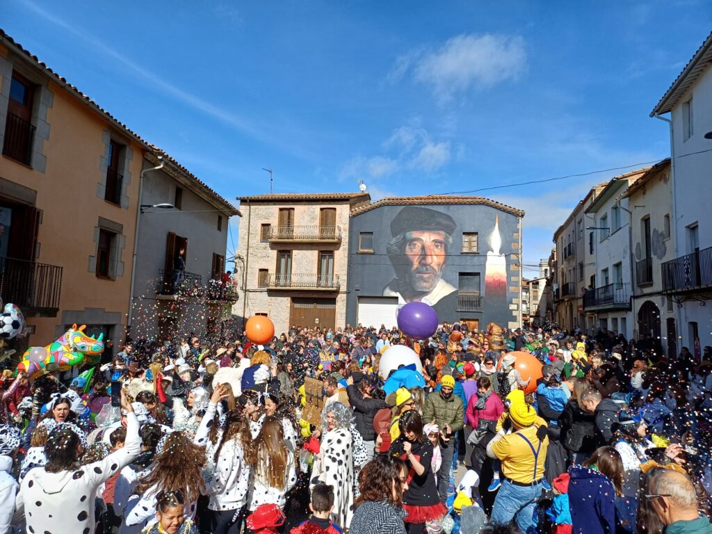 Prats de Lluçanès vibra amb un Carnestoltes ple de color, creativitat i germanor